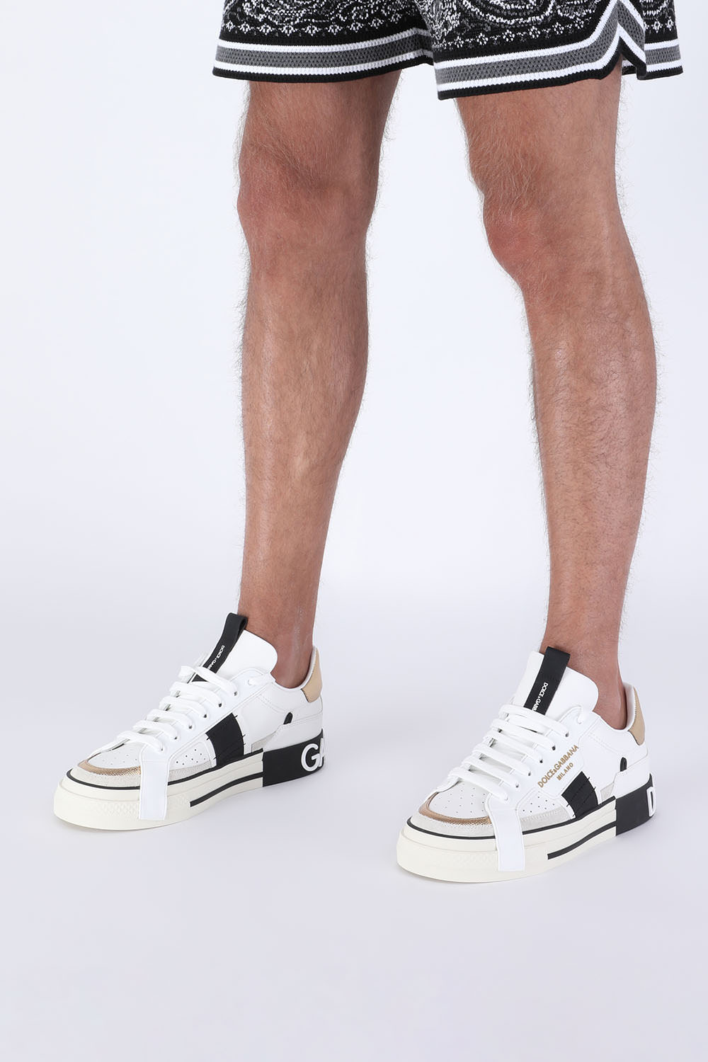 תמונת כל הלוק של Low Top Sneakers in White and Gold